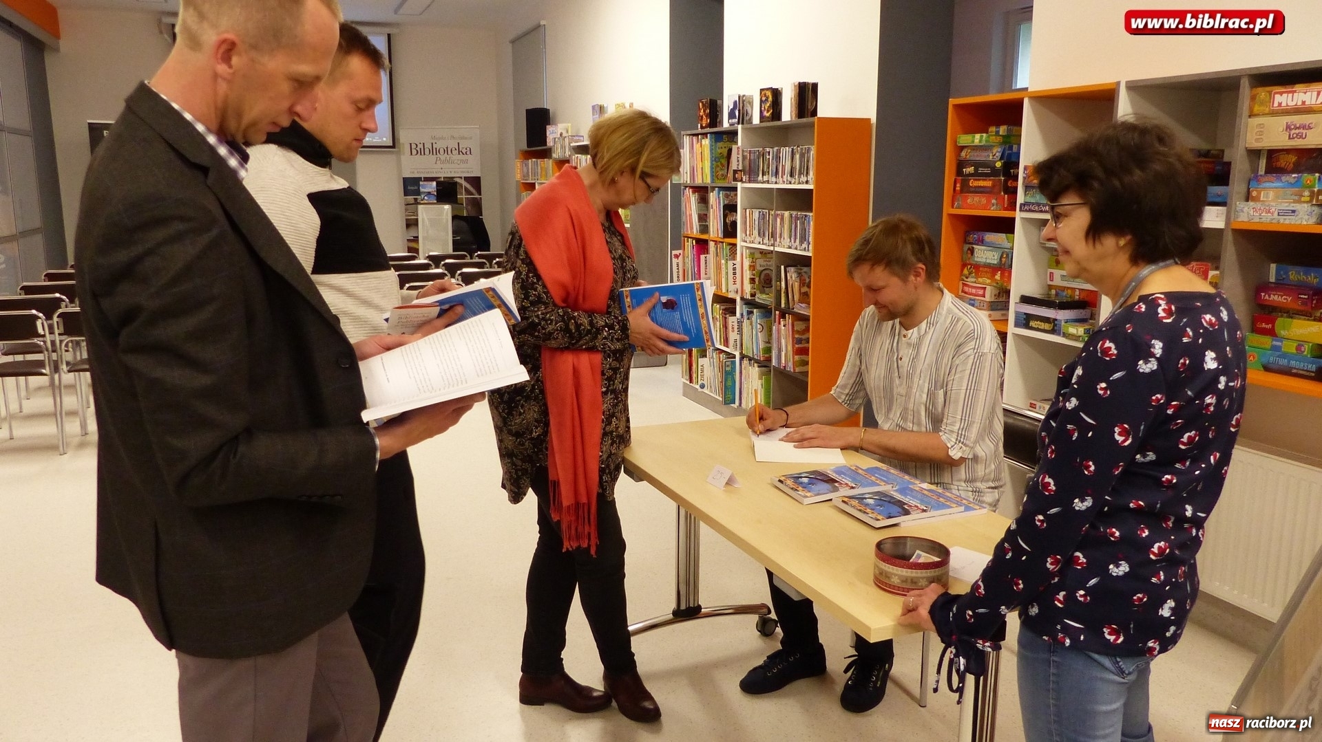 Zdjęcie w galerii na portalu naszraciborz.pl: Etiopia na wyciągnięcie ręki. Michał Szulim gościł w raciborskiej bibliotece wiadomości z regionu