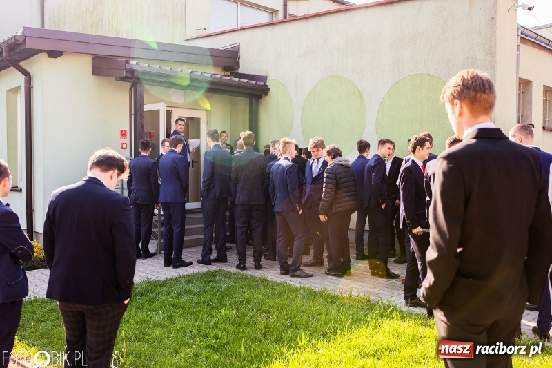 Zdjęcie w galerii na portalu naszraciborz.pl: Matura w Mechaniku. Absolwenci przystąpili do ezgaminu z angielskiego wiadomości z regionu