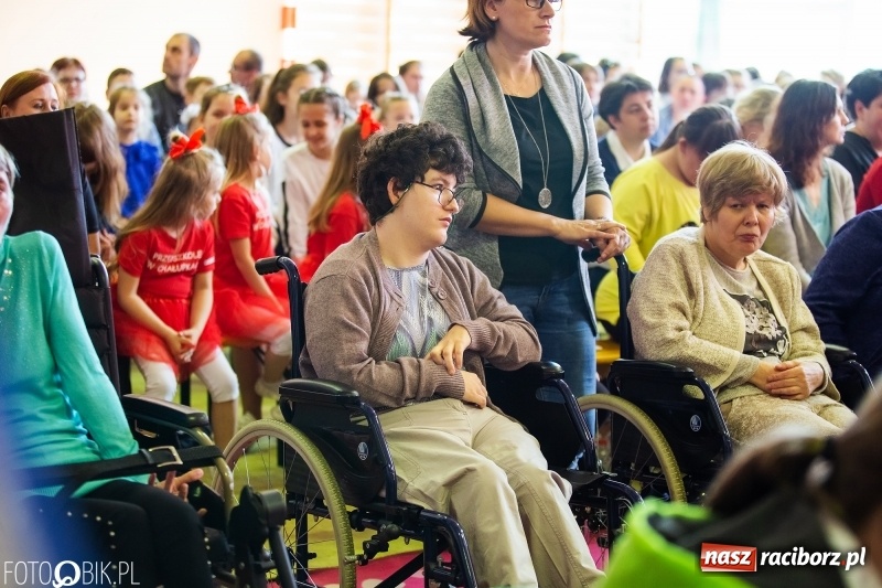 Zdjęcie w galerii na portalu naszraciborz.pl: W Bieńkowicach promowali pozytywne wartości wiadomości z regionu