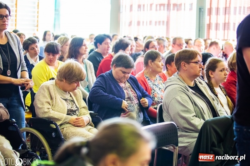 Zdjęcie w galerii na portalu naszraciborz.pl: W Bieńkowicach promowali pozytywne wartości wiadomości z regionu