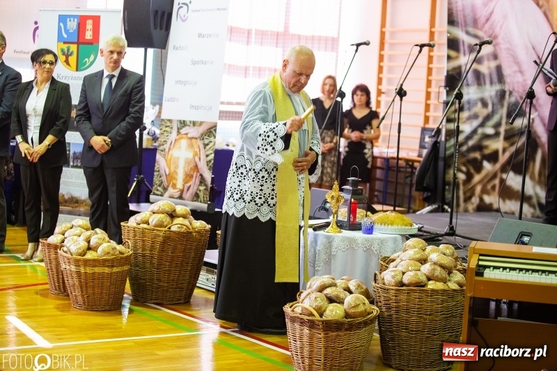 Zdjęcie w galerii na portalu naszraciborz.pl: W Bieńkowicach promowali pozytywne wartości wiadomości z regionu