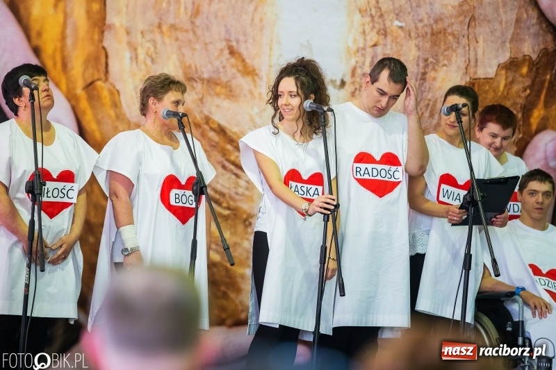 Zdjęcie w galerii na portalu naszraciborz.pl: W Bieńkowicach promowali pozytywne wartości wiadomości z regionu