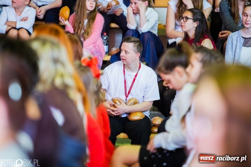 Zdjęcie w galerii na portalu naszraciborz.pl: W Bieńkowicach promowali pozytywne wartości wiadomości z regionu