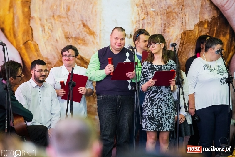 Zdjęcie w galerii na portalu naszraciborz.pl: W Bieńkowicach promowali pozytywne wartości wiadomości z regionu