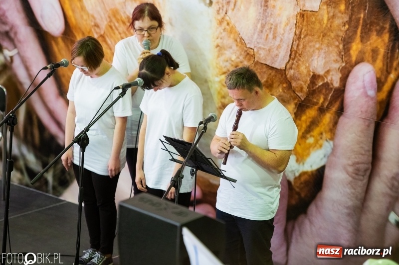 Zdjęcie w galerii na portalu naszraciborz.pl: W Bieńkowicach promowali pozytywne wartości wiadomości z regionu