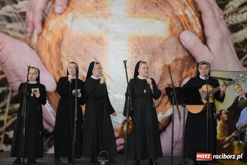 Zdjęcie w galerii na portalu naszraciborz.pl: W Bieńkowicach promowali pozytywne wartości wiadomości z regionu