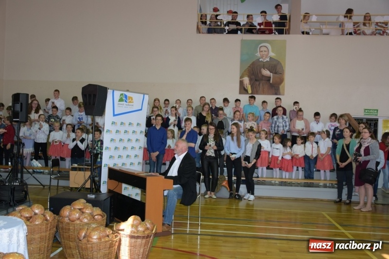 Zdjęcie w galerii na portalu naszraciborz.pl: W Bieńkowicach promowali pozytywne wartości wiadomości z regionu