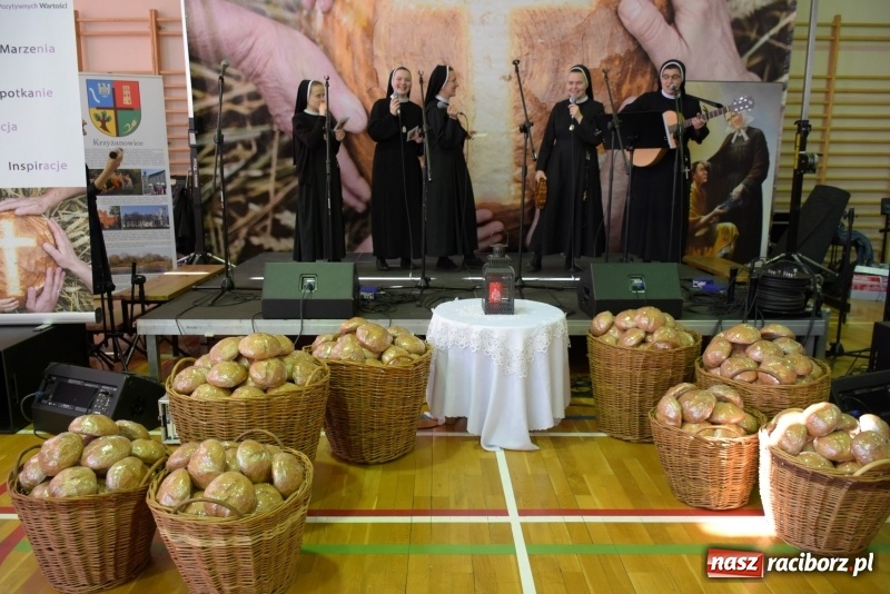 Zdjęcie w galerii na portalu naszraciborz.pl: W Bieńkowicach promowali pozytywne wartości wiadomości z regionu