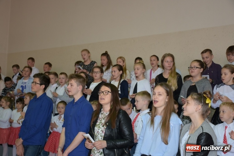 Zdjęcie w galerii na portalu naszraciborz.pl: W Bieńkowicach promowali pozytywne wartości wiadomości z regionu