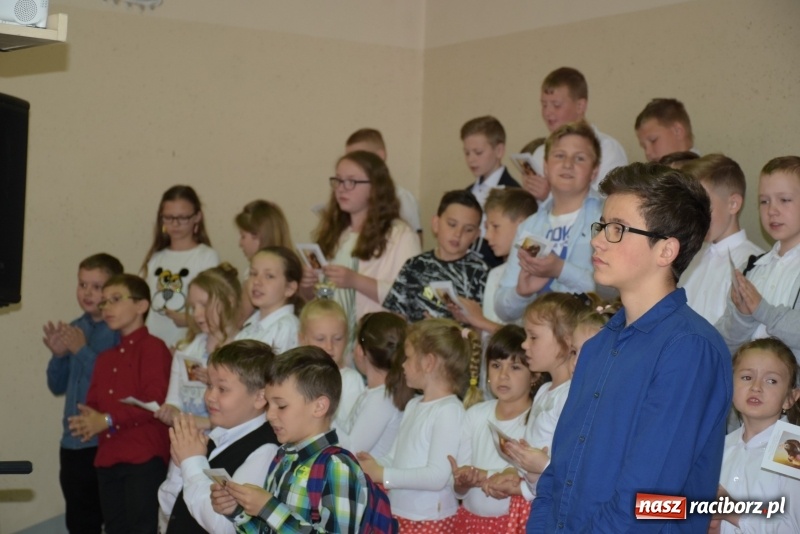 Zdjęcie w galerii na portalu naszraciborz.pl: W Bieńkowicach promowali pozytywne wartości wiadomości z regionu