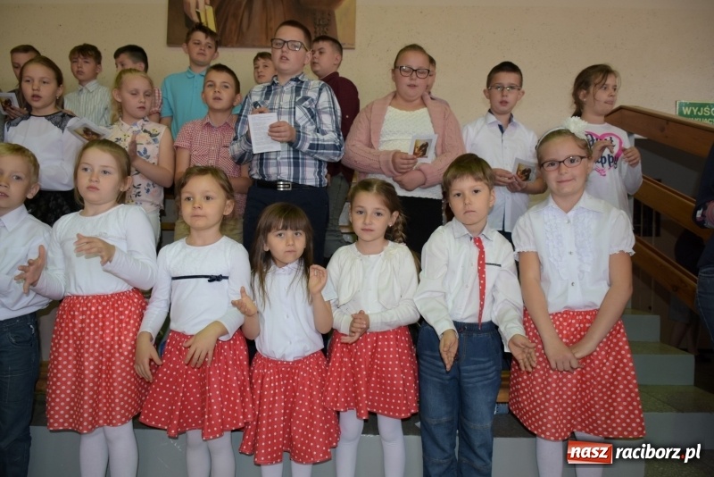 Zdjęcie w galerii na portalu naszraciborz.pl: W Bieńkowicach promowali pozytywne wartości wiadomości z regionu