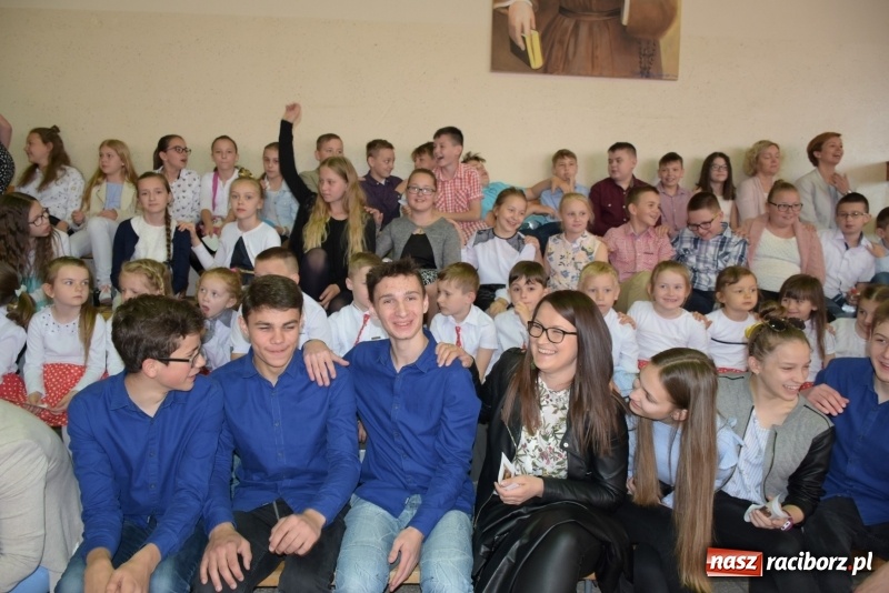 Zdjęcie w galerii na portalu naszraciborz.pl: W Bieńkowicach promowali pozytywne wartości wiadomości z regionu