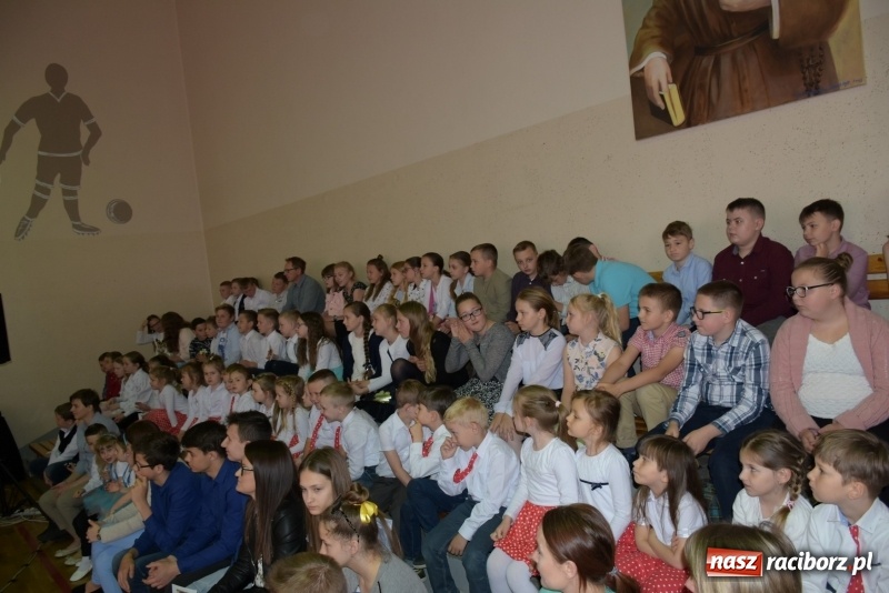 Zdjęcie w galerii na portalu naszraciborz.pl: W Bieńkowicach promowali pozytywne wartości wiadomości z regionu