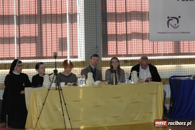 Zdjęcie w galerii na portalu naszraciborz.pl: W Bieńkowicach promowali pozytywne wartości wiadomości z regionu