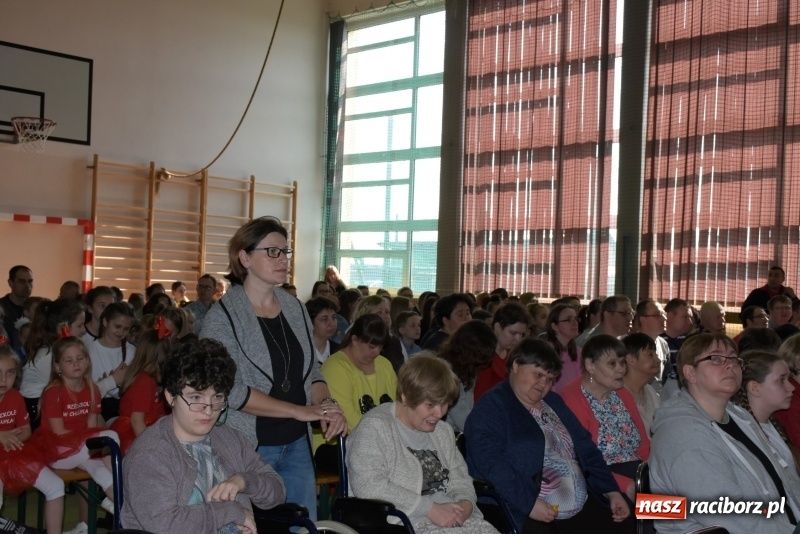 Zdjęcie w galerii na portalu naszraciborz.pl: W Bieńkowicach promowali pozytywne wartości wiadomości z regionu