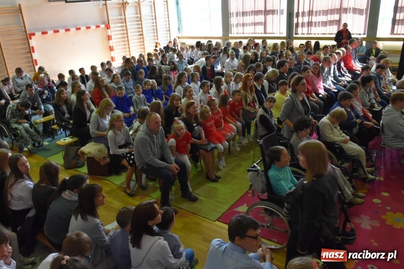 Zdjęcie w galerii na portalu naszraciborz.pl: W Bieńkowicach promowali pozytywne wartości wiadomości z regionu