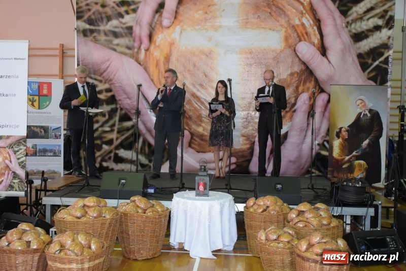 Zdjęcie w galerii na portalu naszraciborz.pl: W Bieńkowicach promowali pozytywne wartości wiadomości z regionu