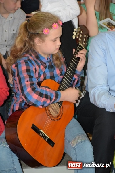 Zdjęcie w galerii na portalu naszraciborz.pl: W Bieńkowicach promowali pozytywne wartości wiadomości z regionu