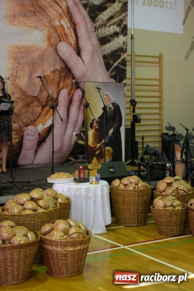 Zdjęcie w galerii na portalu naszraciborz.pl: W Bieńkowicach promowali pozytywne wartości wiadomości z regionu