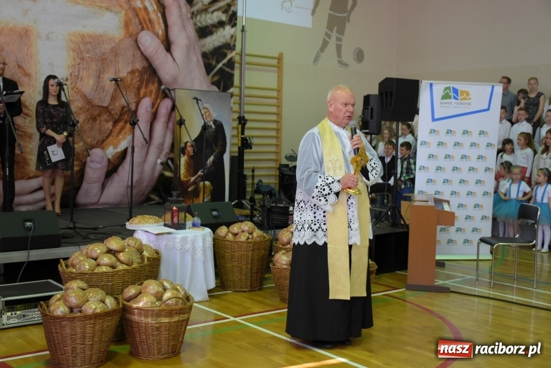 Zdjęcie w galerii na portalu naszraciborz.pl: W Bieńkowicach promowali pozytywne wartości wiadomości z regionu