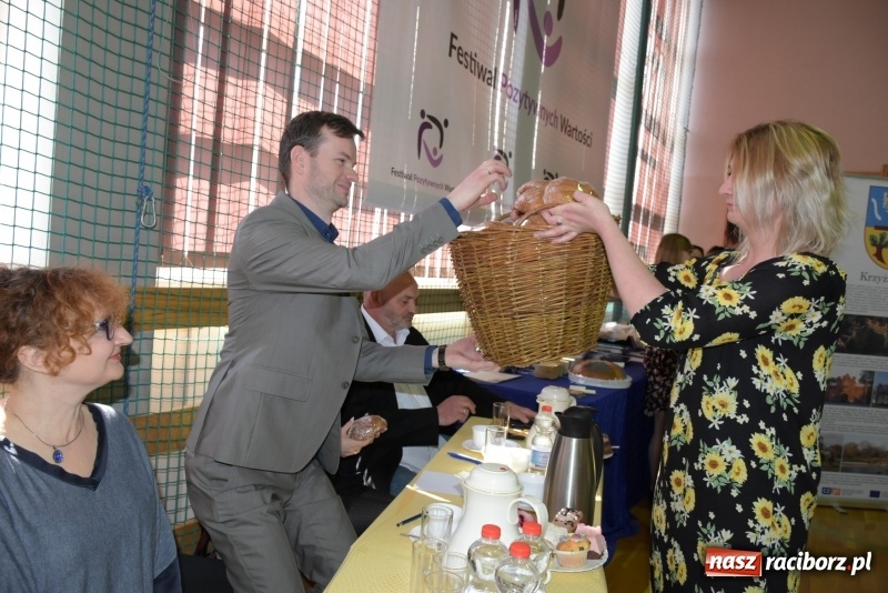 Zdjęcie w galerii na portalu naszraciborz.pl: W Bieńkowicach promowali pozytywne wartości wiadomości z regionu