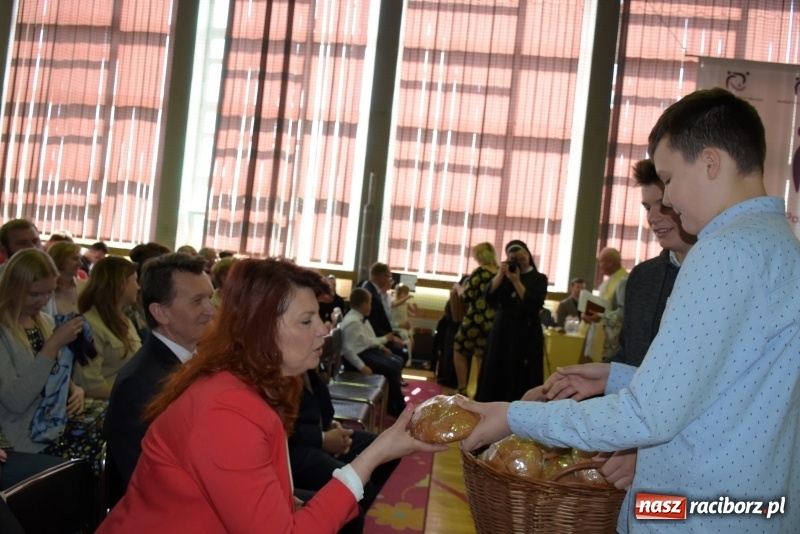 Zdjęcie w galerii na portalu naszraciborz.pl: W Bieńkowicach promowali pozytywne wartości wiadomości z regionu