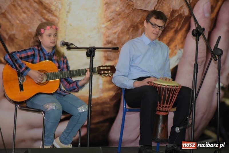 Zdjęcie w galerii na portalu naszraciborz.pl: W Bieńkowicach promowali pozytywne wartości wiadomości z regionu