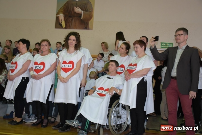 Zdjęcie w galerii na portalu naszraciborz.pl: W Bieńkowicach promowali pozytywne wartości wiadomości z regionu