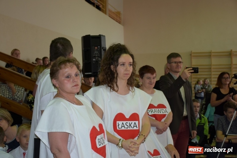 Zdjęcie w galerii na portalu naszraciborz.pl: W Bieńkowicach promowali pozytywne wartości wiadomości z regionu