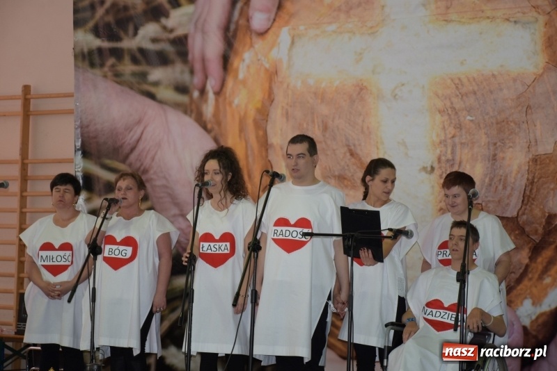 Zdjęcie w galerii na portalu naszraciborz.pl: W Bieńkowicach promowali pozytywne wartości wiadomości z regionu