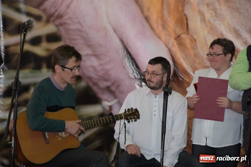 Zdjęcie w galerii na portalu naszraciborz.pl: W Bieńkowicach promowali pozytywne wartości wiadomości z regionu