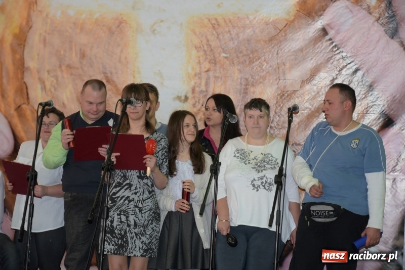 Zdjęcie w galerii na portalu naszraciborz.pl: W Bieńkowicach promowali pozytywne wartości wiadomości z regionu