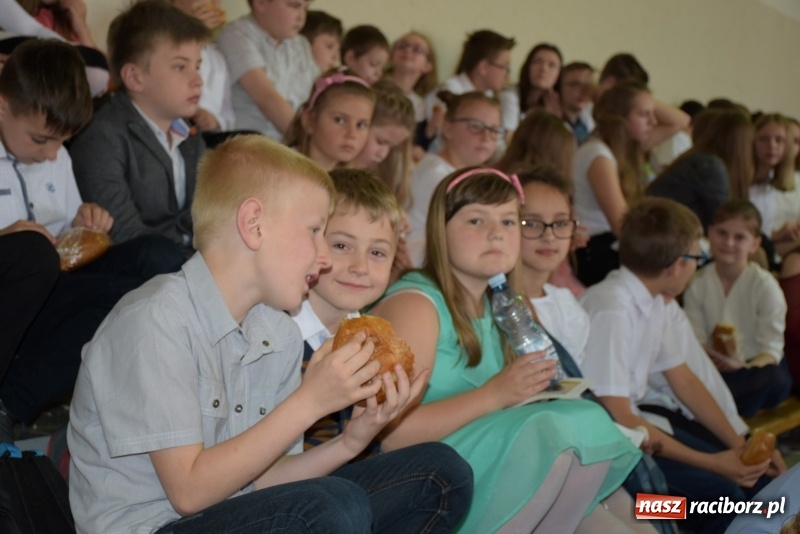 Zdjęcie w galerii na portalu naszraciborz.pl: W Bieńkowicach promowali pozytywne wartości wiadomości z regionu