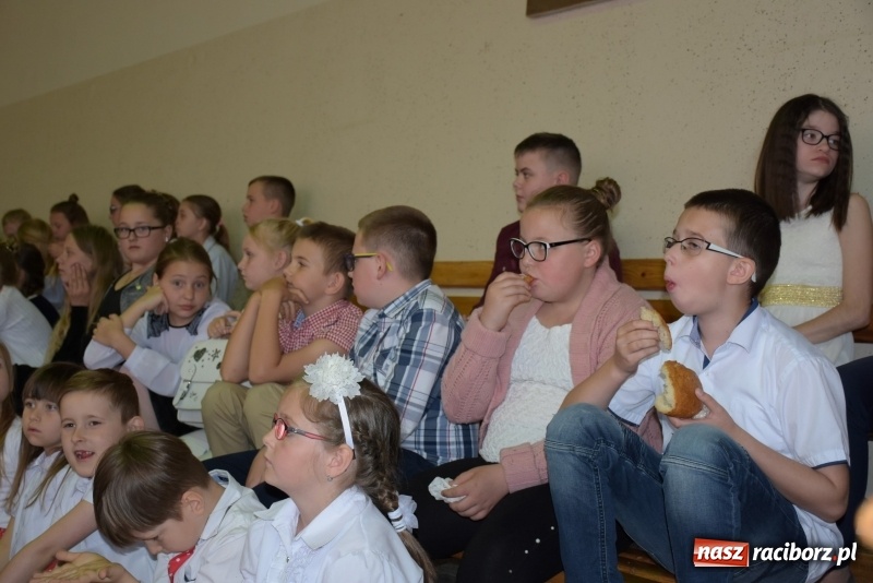 Zdjęcie w galerii na portalu naszraciborz.pl: W Bieńkowicach promowali pozytywne wartości wiadomości z regionu