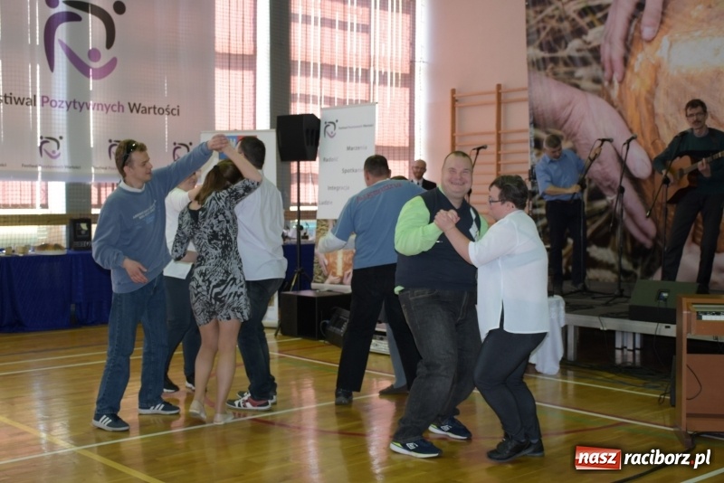 Zdjęcie w galerii na portalu naszraciborz.pl: W Bieńkowicach promowali pozytywne wartości wiadomości z regionu