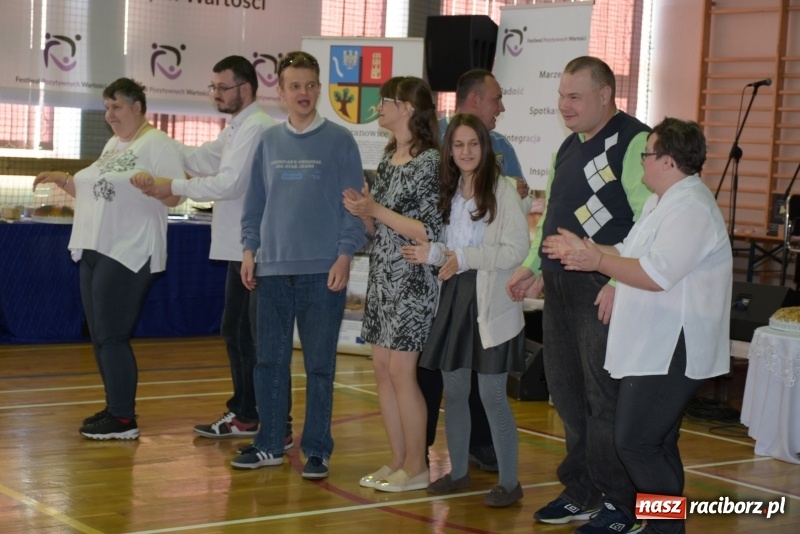 Zdjęcie w galerii na portalu naszraciborz.pl: W Bieńkowicach promowali pozytywne wartości wiadomości z regionu