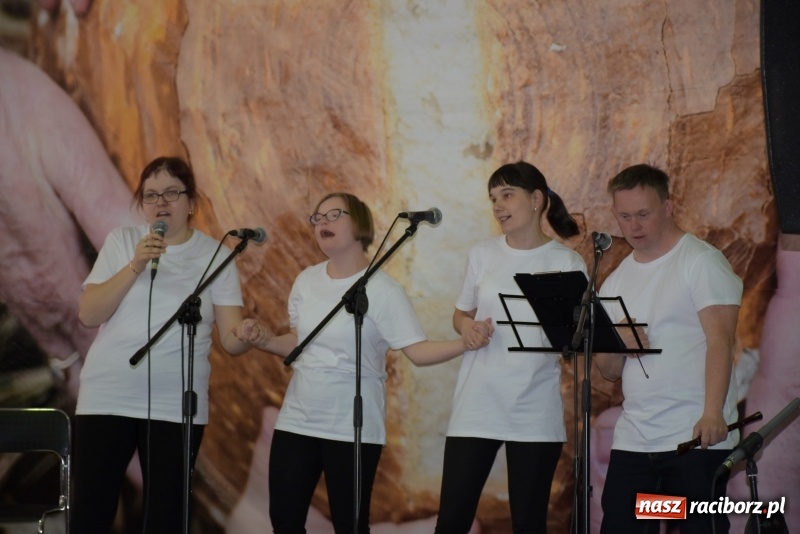 Zdjęcie w galerii na portalu naszraciborz.pl: W Bieńkowicach promowali pozytywne wartości wiadomości z regionu