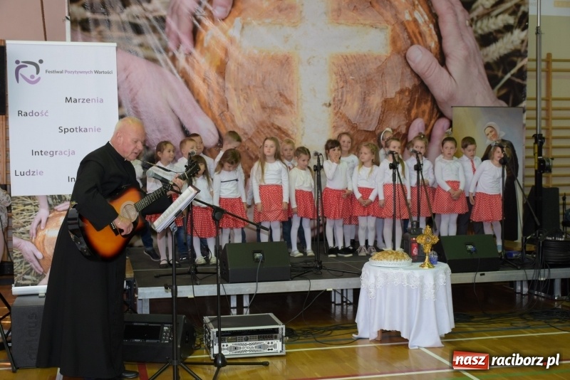 Zdjęcie w galerii na portalu naszraciborz.pl: W Bieńkowicach promowali pozytywne wartości wiadomości z regionu