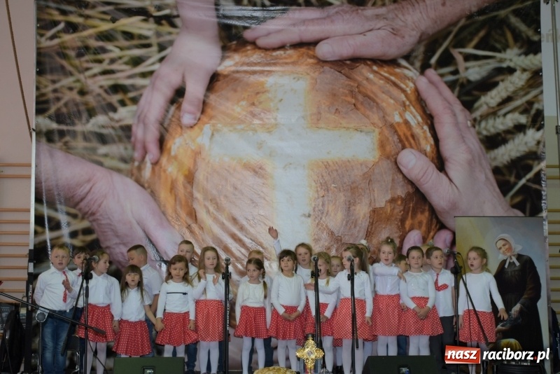 Zdjęcie w galerii na portalu naszraciborz.pl: W Bieńkowicach promowali pozytywne wartości wiadomości z regionu