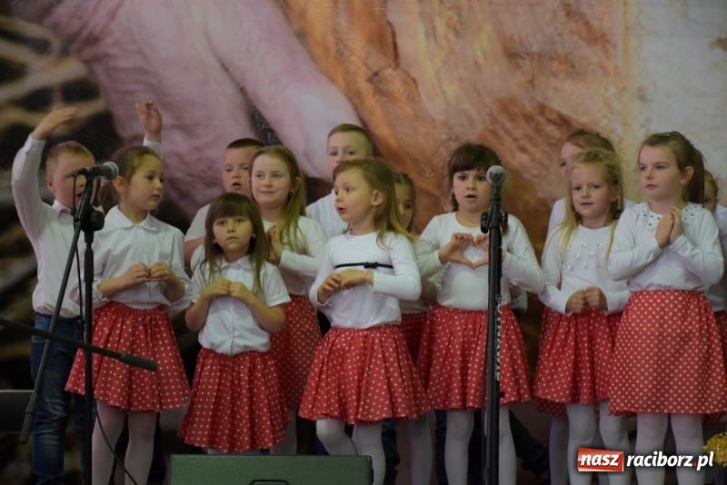 Zdjęcie w galerii na portalu naszraciborz.pl: W Bieńkowicach promowali pozytywne wartości wiadomości z regionu