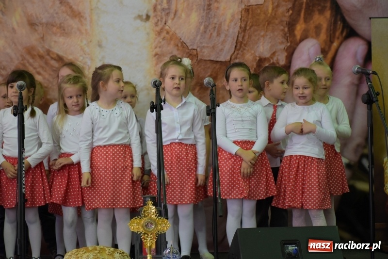 Zdjęcie w galerii na portalu naszraciborz.pl: W Bieńkowicach promowali pozytywne wartości wiadomości z regionu