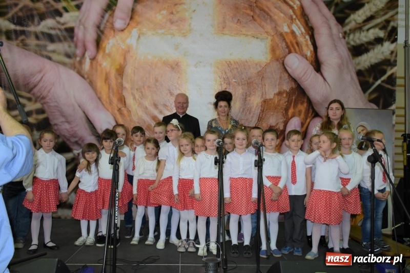 Zdjęcie w galerii na portalu naszraciborz.pl: W Bieńkowicach promowali pozytywne wartości wiadomości z regionu