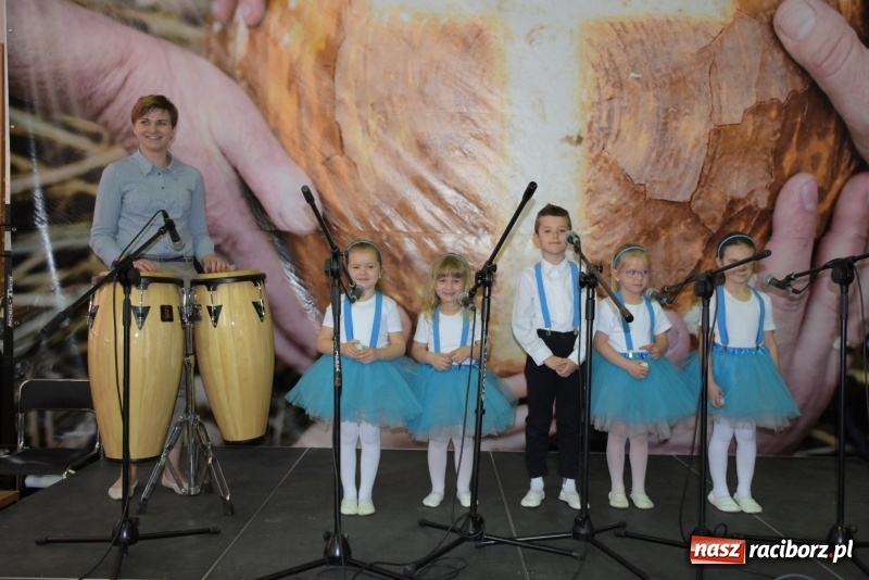 Zdjęcie w galerii na portalu naszraciborz.pl: W Bieńkowicach promowali pozytywne wartości wiadomości z regionu