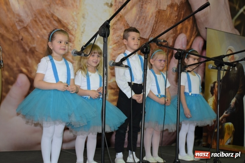 Zdjęcie w galerii na portalu naszraciborz.pl: W Bieńkowicach promowali pozytywne wartości wiadomości z regionu