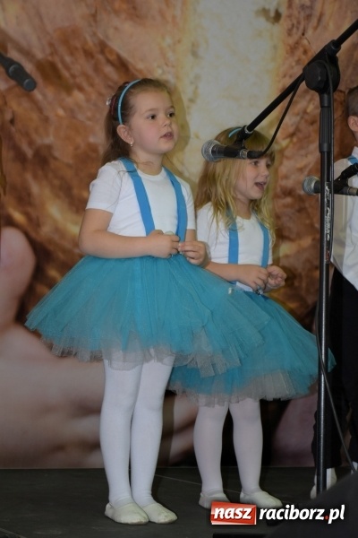 Zdjęcie w galerii na portalu naszraciborz.pl: W Bieńkowicach promowali pozytywne wartości wiadomości z regionu