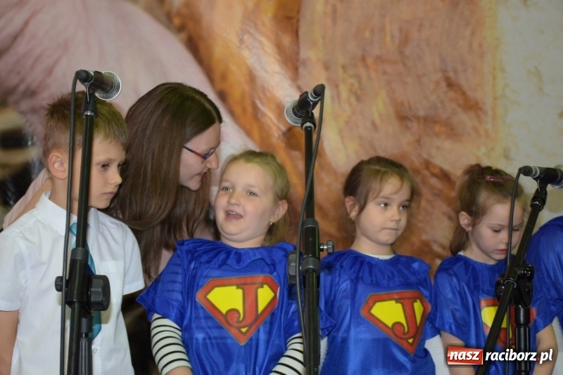 Zdjęcie w galerii na portalu naszraciborz.pl: W Bieńkowicach promowali pozytywne wartości wiadomości z regionu