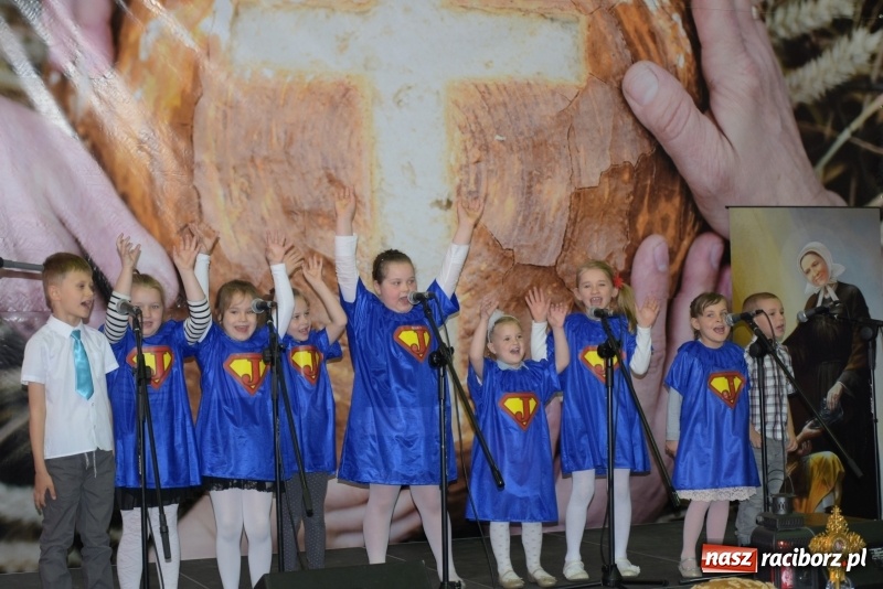 Zdjęcie w galerii na portalu naszraciborz.pl: W Bieńkowicach promowali pozytywne wartości wiadomości z regionu