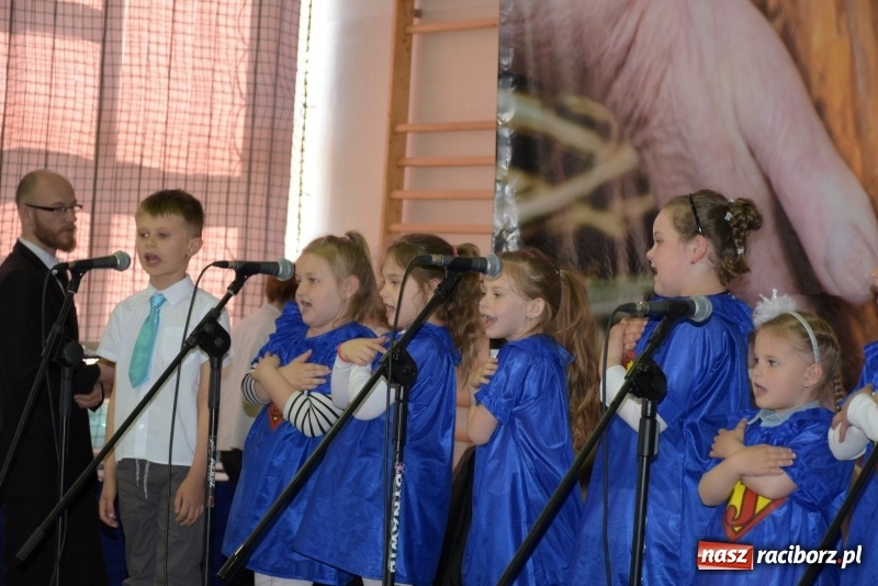 Zdjęcie w galerii na portalu naszraciborz.pl: W Bieńkowicach promowali pozytywne wartości wiadomości z regionu