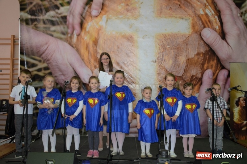 Zdjęcie w galerii na portalu naszraciborz.pl: W Bieńkowicach promowali pozytywne wartości wiadomości z regionu