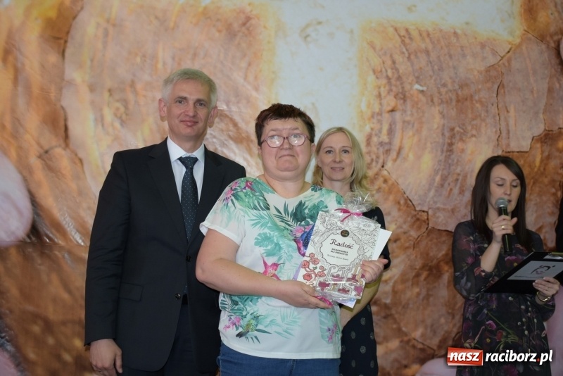 Zdjęcie w galerii na portalu naszraciborz.pl: W Bieńkowicach promowali pozytywne wartości wiadomości z regionu